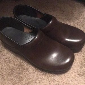 Brown Dansko 40 fits like size 9.